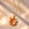 Nuevo colgante de peonía y fénix con exquisito diseño calado, luciendo lujoso esmalte y técnicas de tallado tradicionales, un collar perfecto como regalo para novios, novias o mejores amigos