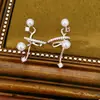 Aretes de clip de perla irregular de circón para mujer sin perforaciones, aretes de nicho únicos y elegantes, sensación de lujo ligero y alta gama, venta al por mayor