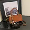 Bolsa de almohada de diseño único para mujer, nueva moda 2026, bolso de hombro cruzado retro, bolso cilíndrico de mano