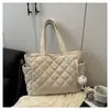 Venta Directa de Fábrica Bolso Acolchado de Algodón para Mujer 2025 Nuevo Bolso de Hombro de Gran Capacidad Bolso Tote de Moda Tendencia