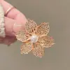 Broche de Flor de Bauhinia Blanca Nuevo 2026 para Mujer, Pequeño Pin de Corsage Estilo Chanel, Elegante Accesorio para Solapa de Traje Anti-Exposición