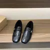 Mocasines retro marrones con flecos para mujer con aumento interno de altura, zapatos de felpa y pelo otoño e invierno 2025, zapatos pequeños de piel