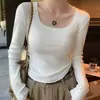 Tecido de fio fiado no núcleo Camada base feminina para primavera e outono Toque de alta qualidade Roupa íntima Suéter cinza slim fit Gola quadrada Tricô