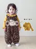 Conjunto de inverno estiloso com estampa de leopardo para meninas, suéter com gola de babado e macacão de desenho animado de bebê, conjunto de duas peças, roupa de inverno estilosa