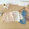 Conjunto Cardigan de Tricô Dianxi Spring Novo Estilo para Bebês Meninas, Jaqueta Suéter, Camisa e Calça Jeans Conjunto de Três Peças