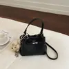 Bolsa de cesta feminina 2026 novo modelo bolsa de ombro versátil, bolsa de mão fashion, bolsa de balde com design único, bolsa transversal