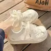 Estilo Coreano 2026 Verão Malha Respirável Sapatos Brancos Cadarço Plano Casuais Tênis de Skate Versátil Sapatos de Pão Leves para Mulheres