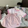 Ropa Infantil Estilo Coreano 2026 Nuevo Conjunto de Dos Piezas para Niñas de Verano con Bloques de Color, Letras, Manga Corta y Pantalones Cortos Rosas Tendencia