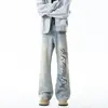 Jeans con Estampado de Letras de Diseñador para Hombre, Marca Trendy de Calle de Estilo Retro Americano Lavado Desgastado, Pantalones Elegantes Ligeramente Acampanados