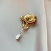 Broche Vintage de Esmalte Rojo Magnolia con un Diseño de Borlas de Gota de Agua de Perla, Accesorio Floral de Alta Gama para Qipao Estilo Chino