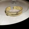 Pulsera abierta con forma de diamante cúbico de circonia transfronteriza europea y americana, un diseño lujoso y de alta gama, una pulsera delicada y elegante con un toque único e individual
