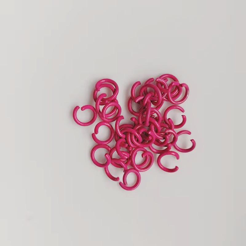 玫红色