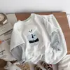 Otoño 2026 Nuevo Estilo Conjunto de Sudadera Falsa de Dos Piezas para Niños Niños y Niñas Estilo Coreano Bordado de Aplicación de Dibujos Animados Pantalones Deportivos Conjunto de Dos Piezas