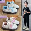 Zapatillas casuales para niñas 2026 suaves y lindas patrón bordado de gatito y pez lazo a cuadros suela suave versátiles zapatos de caña baja
