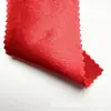Tejido de satén elástico, grueso y brillante con una caída suave, que presenta un efecto reluciente de seda artificial, adecuado para disfraces de baile y ropa formal.