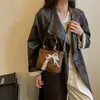 Bolso pequeño súper popular para el trabajo, nuevo de verano 2026 para mujer, patrón tejido de nicho, bolso cruzado de hombro único tipo cubo