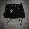 Mini saia jeans punk com tachas e cruz, com cordões laterais, saia evasê de cintura baixa, saia estilo gótico escuro