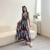 Vestido Regata de Algodão e Seda para Mulheres, Novo Estilo de Verão, Acinturado, Design Emagrecedor, Elegante Vestido Longo de Algodão Artificial Floral para Praia