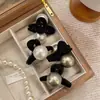 Pinza para el cabello de perla en tono gris medio recogido Elegante Flequillo Pinza Pequeña de 5 cm para Mujeres 2025 Nuevo Tiburón de Gama Alta