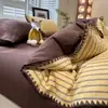 Conjunto simples e resistente à sujeira de quatro peças de lençóis de algodão puro texturizado, capa de edredom, protetor de colchão, conjunto de cama de três peças para estudante de dormitório