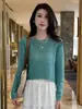 Tricô Fino de Gola Redonda e Manga Longa para Mulheres 2026 Novo Outono e Inverno Peça Externa Proteção Solar Blusa Cover-Up com Costas Vazadas para Mulheres