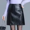 Saia de Couro PU Elegante e da Moda para Mulheres, Outono de 2026 Nova Cintura Alta Emagrecedora Cobre o Quadril Simples Cor Sólida Bodycon Curta