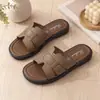 Sandalias planas versátiles de estilo coreano para la moda de verano 2026, perfectas para combinar con vestidos, ropa de playa y con un diseño elegante