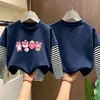 Camiseta de manga larga a rayas de algodón puro para niña, nueva colección de otoño 2026 estilo coreano para niños, look versátil de dos piezas, para niños de talla mediana y grande