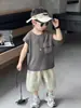 Conjunto de Colete de Verão para Meninos 2026 Novo Estilo Tendência Infantil Roupa de Duas Peças Sem Mangas para Meninos