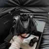 Bolso pequeño retro de cuero aceitoso 2026 nuevo bolso de hombro cruzado de moda versátil bolso tipo cubo con cordón de gran capacidad