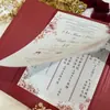 Convite de casamento capa dura abotoado estilo chinês com capa perolada bordô e padrões estampados em ouro, bilíngue em chinês e inglês