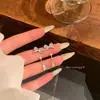 Brincos metálicos simples e versáteis estilo coreano com um toque elegante e sofisticado, populares para o dia a dia, ear cuffs de círculo geométrico e acessórios de orelha