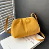 Otoño 2026 Nuevo Bolso de Hombro Cruzado de Mano de Moda de Alto Valor, Nicho, Chic de Gama Alta, Simple, Versátil