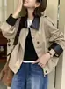 Gabardina corta super elegante de estilo coreano con bloques de color de estilo británico para mujer, nueva moda de otoño 2026 para mujeres petite