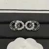 Novos Brincos Estilo Chanel com Logo, Meia Pérola e Meio Couro, Design Duplo C, Pino de Prata, Acabamento de Alta Qualidade, Atacado