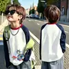 Camiseta básica de manga comprida para meninos, novo estilo primavera e outono 2026, top T-shirt infantil versátil com blocos de cor estilosos para meninos mais velhos