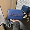 Bolso pequeño cuadrado de mezclilla de alta gama y exquisito para mujer, nuevo modelo 2026, versátil para ir al trabajo, con correa ancha para el hombro, se puede llevar como bolso de hombro o bolso cruzado