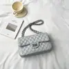 Bolso grande de alta gama para mujer, bolso de cadena acolchado con bordado, nuevo bolso cuadrado pequeño versátil de moda, bolso de hombro y bandolera