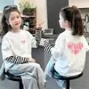 Camiseta de manga comprida para meninas, nova coleção outono 2026, estilo outono inicial, base de algodão puro, top para look de duas peças primavera e outono infantil