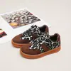 Zapatillas de entrenamiento alemanas para niños, zapatillas deportivas, zapatillas casuales de talla grande, zapatos antideslizantes de suela blanda, zapatos unisex para niños, zapatillas de estudiante con estampado de leopardo