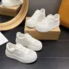 Tênis Brancos Respiráveis de Malha para Verão Feminino 2026 Nova Versão Coreana Ultra-Leve com Sola Grossa Aumentador de Altura Casual Versátil Sapatos Esportivos