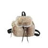 Linda mochila de estudiante peluda para mujer con cordón, cierre magnético y diseño de solapa; una bolsa de mano de peluche simple y elegante