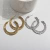 Aretes grandes retro exagerados europeos y americanos, temperamento simple, populares, geométricos, de aleación, patrón tibetano tallado, aretes tipo botón en forma de C para mujer