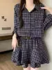 Vestido xadrez jovem estilo retrô de luxo leve para mulheres, novo design de outono de 2026 com vestido camisa e xale