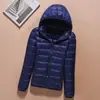 Otoño e invierno 2023 nuevo abrigo ligero sin costuras de algodón con relleno de plumón corto con capucha moda coreana ajustado fino para mujer