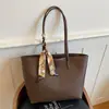 Bolsa Grande Retrô Simples Transfronteiriça para Mulheres, Nova Moda Bolsa Tote de Grande Capacidade para Trabalho e Deslocamento, Bolsa de Ombro de Abaixo do Braço, Tendência