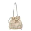 Bolso cruzado tipo cubo a cuadros casual 2024 verano nuevo bolso tejido para mujer versátil para el día a día bolso de hombro con cordón
