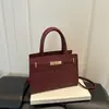 Bolsa de mão de moda transfronteiriça europeia e americana para o dia a dia 2026, minimalista, chique e retrô com cores contrastantes, bolsa transversal, bolsa tote e bolsa de ombro para mulheres