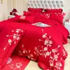 Juego de cuatro piezas de boda de alta gama en color rojo brillante con bordado de dragón y fénix chinos, funda de edredón, sábana, ropa de cama de boda para un nuevo hogar