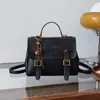 Mochila de diseño de nicho transfronteriza para mujer 2026 nuevo estilo coreano moderna elegante retro bolsa de mensajero bolsa de un solo hombro cruzada